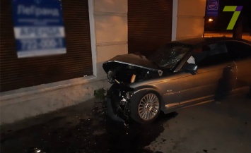 BMW на скорости влетел в дом в Приморском районе