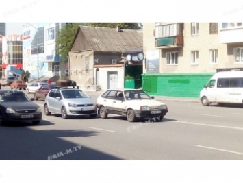 В Мелитополе перед пешеходным переходом иномарка въехала в ВАЗ (фото)