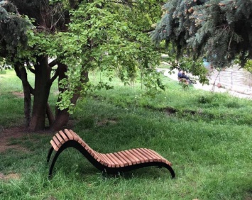 Уютно: в Одессе начали устанавливать современные парковые кресла