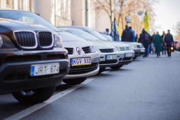 Под Радой собрались евробляхеры - хотят еще полгода льгот