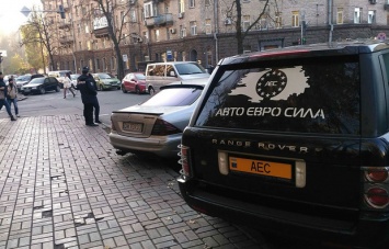 В центре Киева владельцы авто на еврономерах требуют продлить растаможку