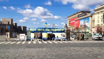 Кернес хочет перенести волонтерскую палатку с площади Свободы на пл. Защитников Украины