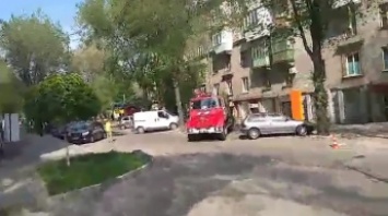 В центре Запорожья пожарным пришлось ехать с мигалками по тротуару (Видео)