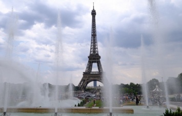 В Париже празднуют 130-летие Эйфелевой башни