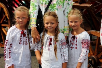 День вышиванки - украинцы не жалеют денег на национальные наряды
