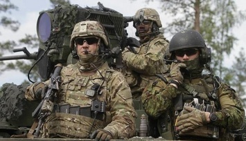 НАТО подбирается к границам России, стягивают военных и технику: что происходит