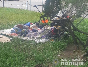 Горе-мать оставила ребенка в коляске возле одесского вокзала