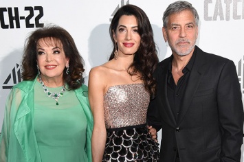 Джордж Клуни со своей женой Амаль и ее мамой Барией Аламуддин на премьере сериала "Уловка-22" в Лондоне