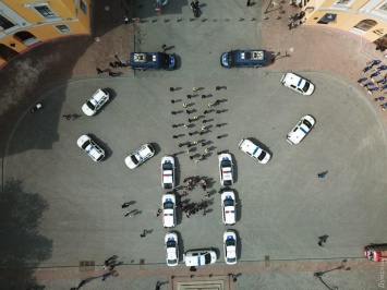 В Одессе полицейские и нацгвардейцы при помощи служебных авто изобразили огромную вышиванку