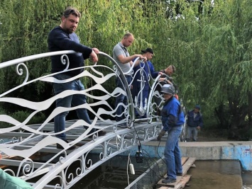 На прудах одесского парка Победы установили новый мост