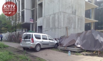 На бульваре Дружбы Народов Renault сбил маленького ребенка: водитель не захотел вызывать скорую