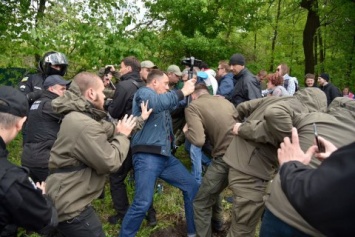 На незаконной застройке в Протасовом Яру полиция и "титушки" бьют активистов