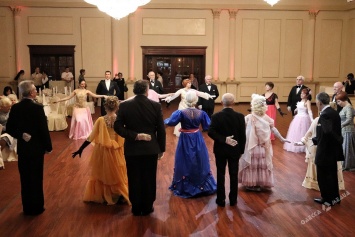 Танцевать в любом возрасте: в Одессе состоялся бал седовласых дам и кавалеров (фоторепортаж)