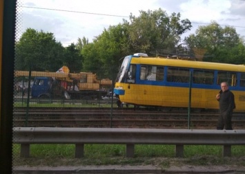 В Киеве на Борщаговке трамвай слетел с рельсов, движение приостановлено. Фото