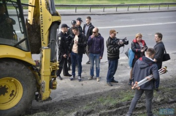 Активисты повалили бетонный забор на месте незаконной стройки в Киеве