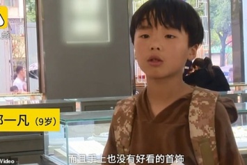 Девятилетний мальчик накопил сотни монет на кольцо для матери