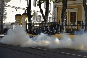 Резиденцию патриарха закидали дымовыми шашками: "Извинись"
