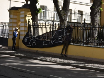 На резиденции патриарха Кирилла в Москве повесили баннер с надписью "Извинись за Екб"
