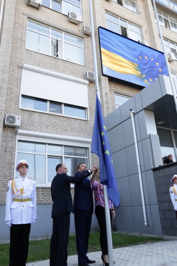 Ко Дню Европы в Северодонецке подняли флаг Европейского союза
