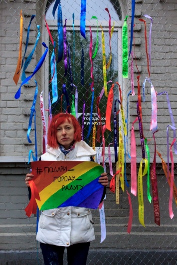 В Перми ЛГБТ-активисты проводят акцию "Подари городу радугу"