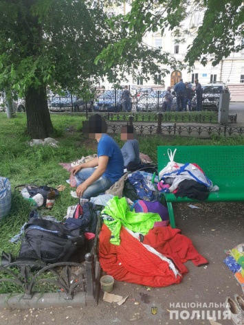 В сквере возле одесского вокзала жила семья приезжих с младенцем и тремя малолетними детьми