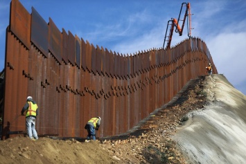 Журналисты показали, какую страшную стену хочет видеть Трамп на границе с Мексикой