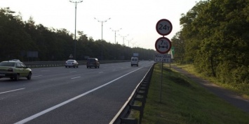 В Украине вводят ограничение на движение грузовиков по загородным трассам