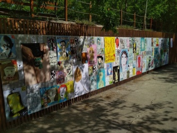 После нас хоть батон: в Одессе показали детские плакаты, уничтоженные в Харькове, - ФОТО