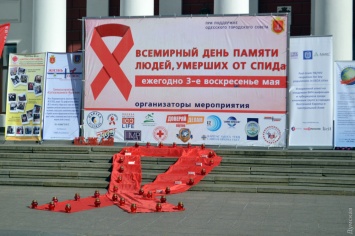 Во Всемирный день памяти людей, умерших от СПИДа, в Одессе раздавали презервативы и проверялись на ВИЧ