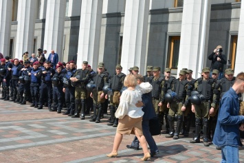 Сладкое от Шкрум, объятия Луценко и Тимошенко нарасхват: самые необычные кадры с Верховной Рады