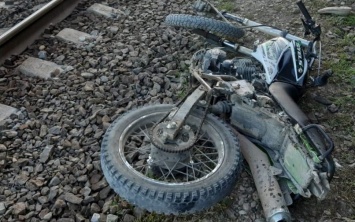 В Новороссийске пассажир мотоцикла погиб в результате столкновения с поездом