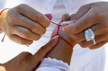 Эксперты подсказали, как правильно завязать на запястье красную нить