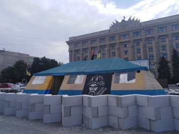 Кернес VS волонтеры: суд разрешил оставить палатку на площади Свободы