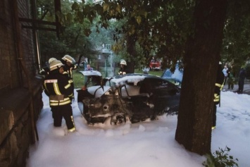В Киеве во дворе дома подожгли авто (видео)