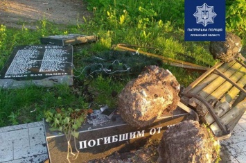 В Лисичанске пьяный водитель въехал в памятник