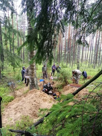 Криворожские поисковики в Польше нашли останки бойца с Украины с солдатским медальоном