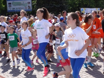 Яркий спортивный праздник собрал в центре Запорожья сотни детей и взрослых