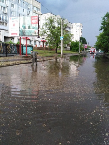 После проливного дождя Кропивницкий затопило по колено. Фото