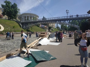 Радикалы снесли забор на аллее Небесной сотни