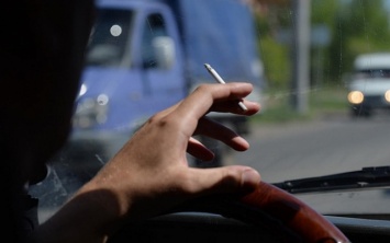 В Днепре водителя отстранили от работы за курение в автобусе