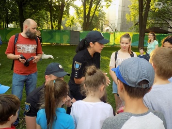 В Днепре полицейские учили детей безопасности на улицах