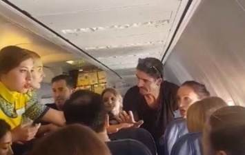 Украинка устроила пьяный дебош в самолете. 18+