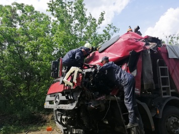 На Николаевщине столкнулись два грузовика: травмированного водителя доставали спасатели