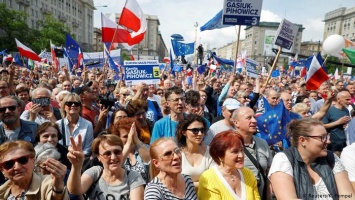 Тысячи поляков вышли на демонстрацию против евроскептиков