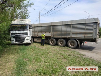 В Николаеве водитель «Тойоты» решил проучить зерновоз - фура слетела с дороги и врезалась в столб