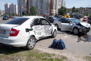 ДТП в Киеве: "Элит такси" снесло Skoda на тротуар, есть пострадавшие