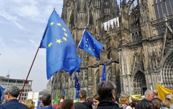 В Германии проходят многотысячные акции протеста против национализма