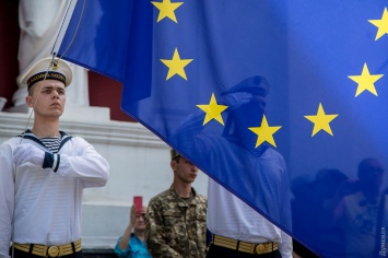 День Европы: в Одессе подняли флаг Евросюза и разрезали огромный торт