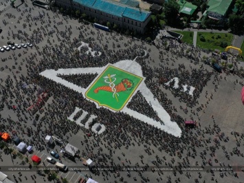 На "Велодне" в Харькове сформировали гигантскую фигуру "тремпеля" и популярными в городе словами "тю", "ля", "шо"