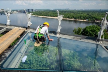 Кличко проверил на прочность стеклянный пол на площадке моста через Владимирский спуск